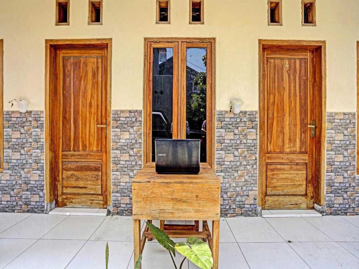 Spot On 91824 Rumah Kaloka Syariah Probolinggo Esterno foto
