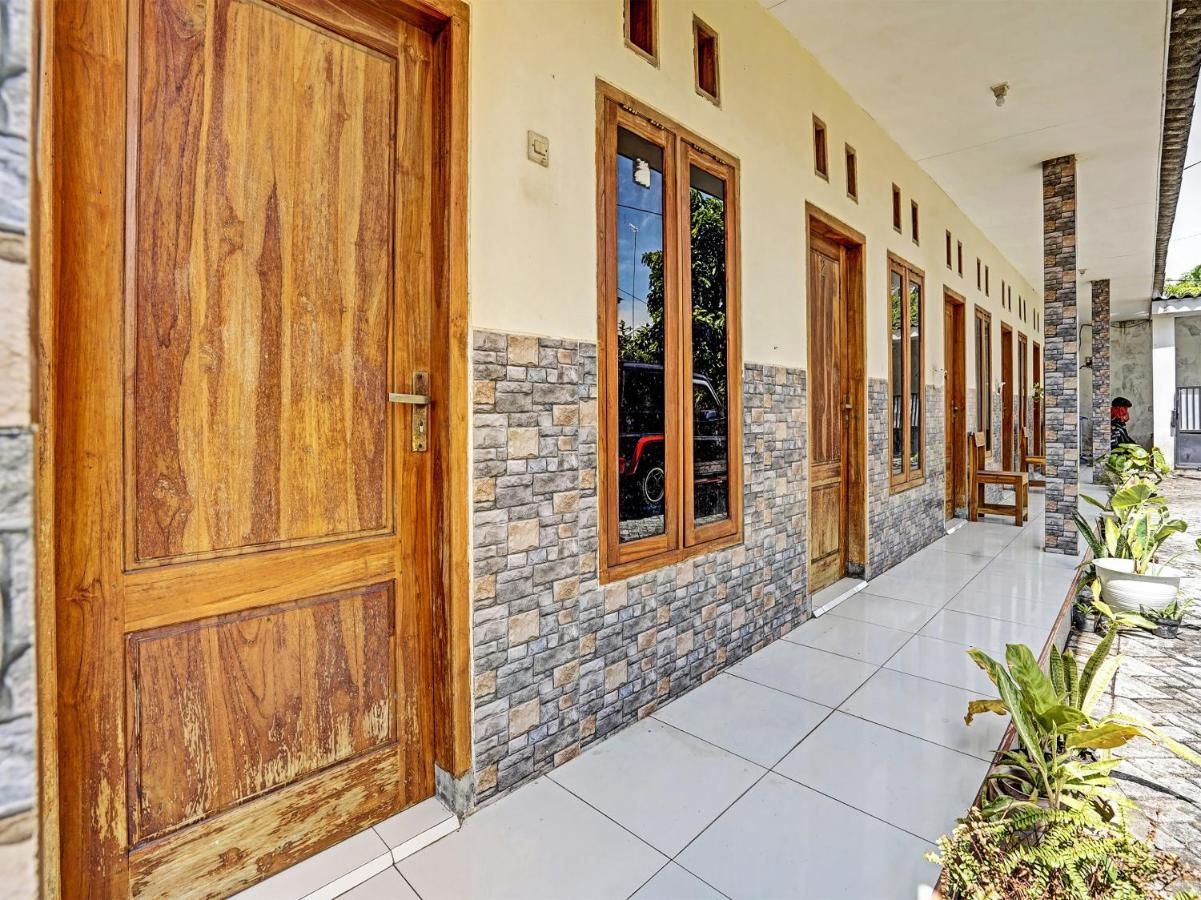 Spot On 91824 Rumah Kaloka Syariah Probolinggo Esterno foto
