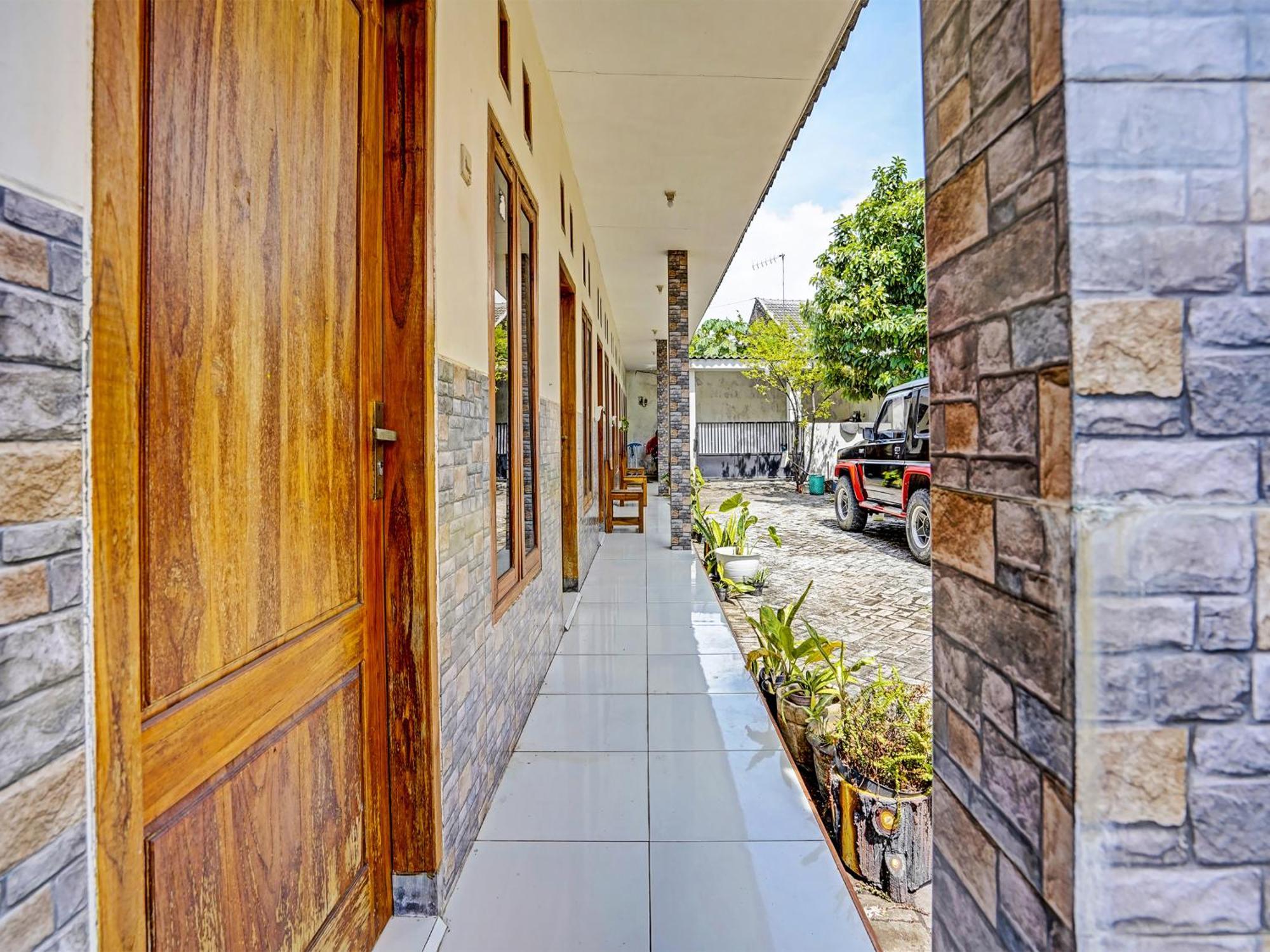 Spot On 91824 Rumah Kaloka Syariah Probolinggo Esterno foto