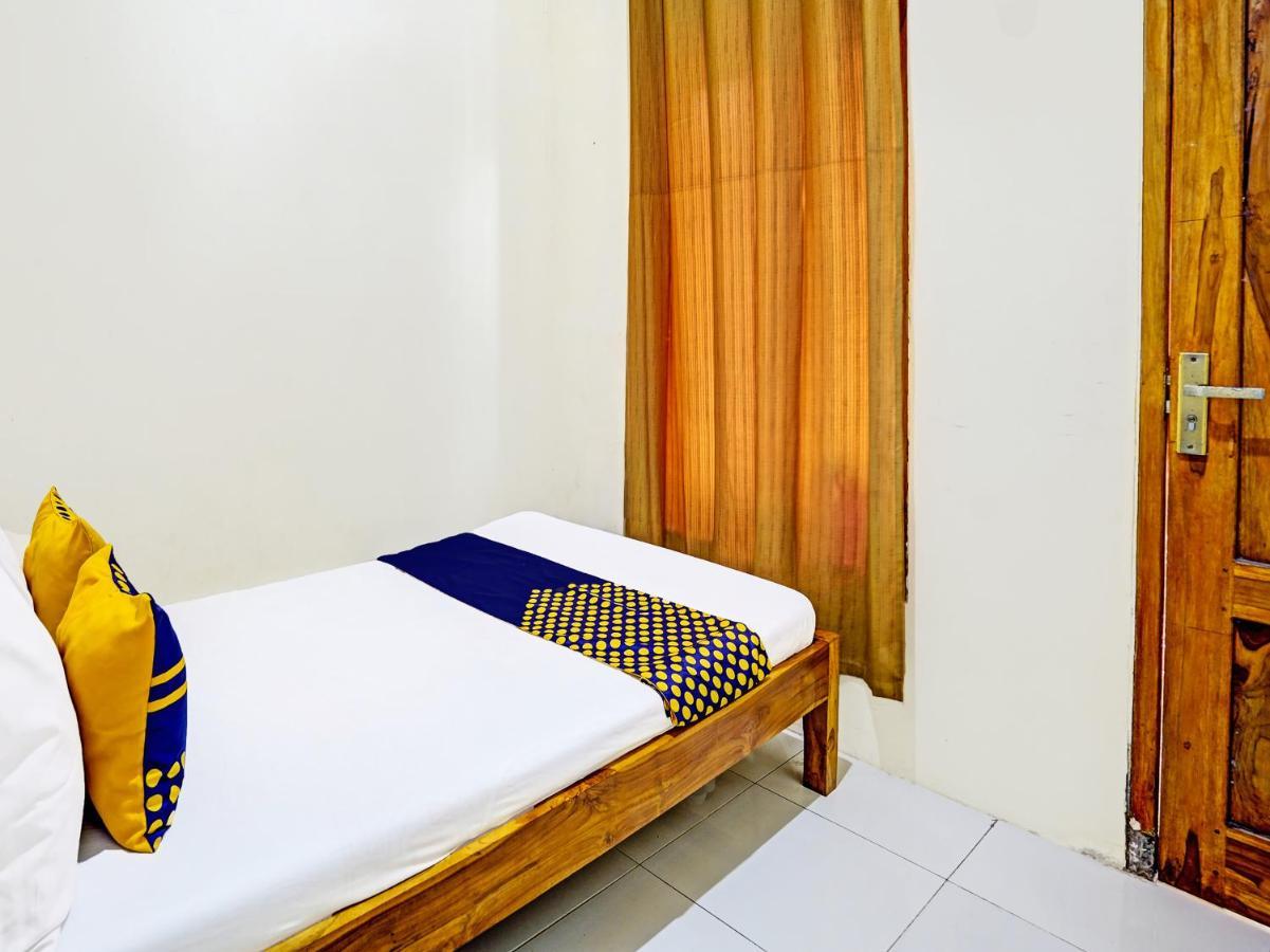 Spot On 91824 Rumah Kaloka Syariah Probolinggo Esterno foto