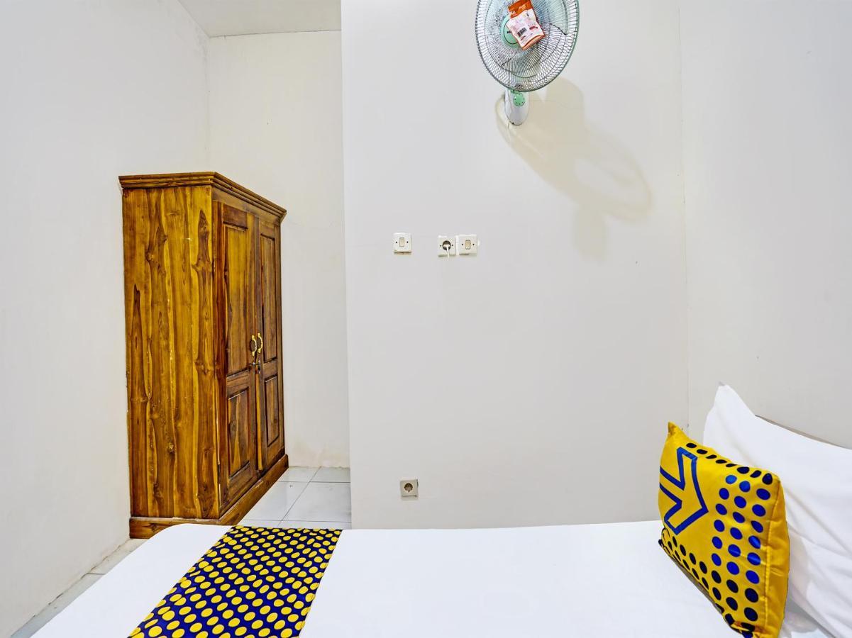 Spot On 91824 Rumah Kaloka Syariah Probolinggo Esterno foto